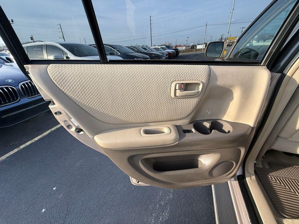 Toyota Highlander V6 2WD with 3rd-Row Seat 2004
