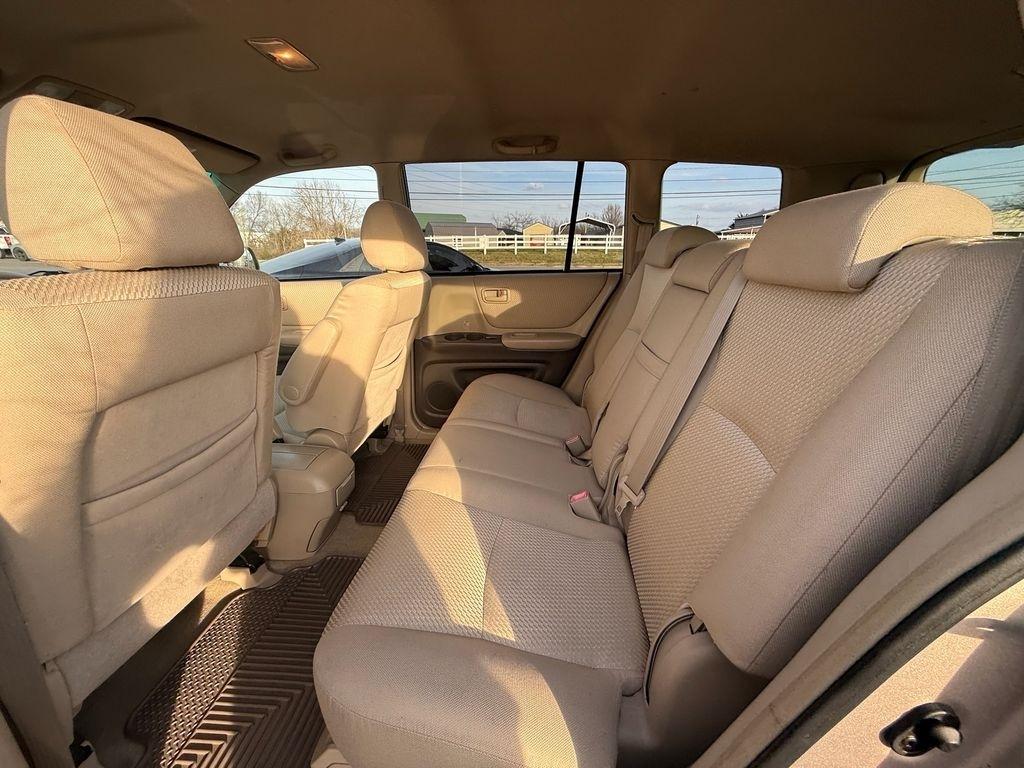 Toyota Highlander V6 2WD with 3rd-Row Seat 2004