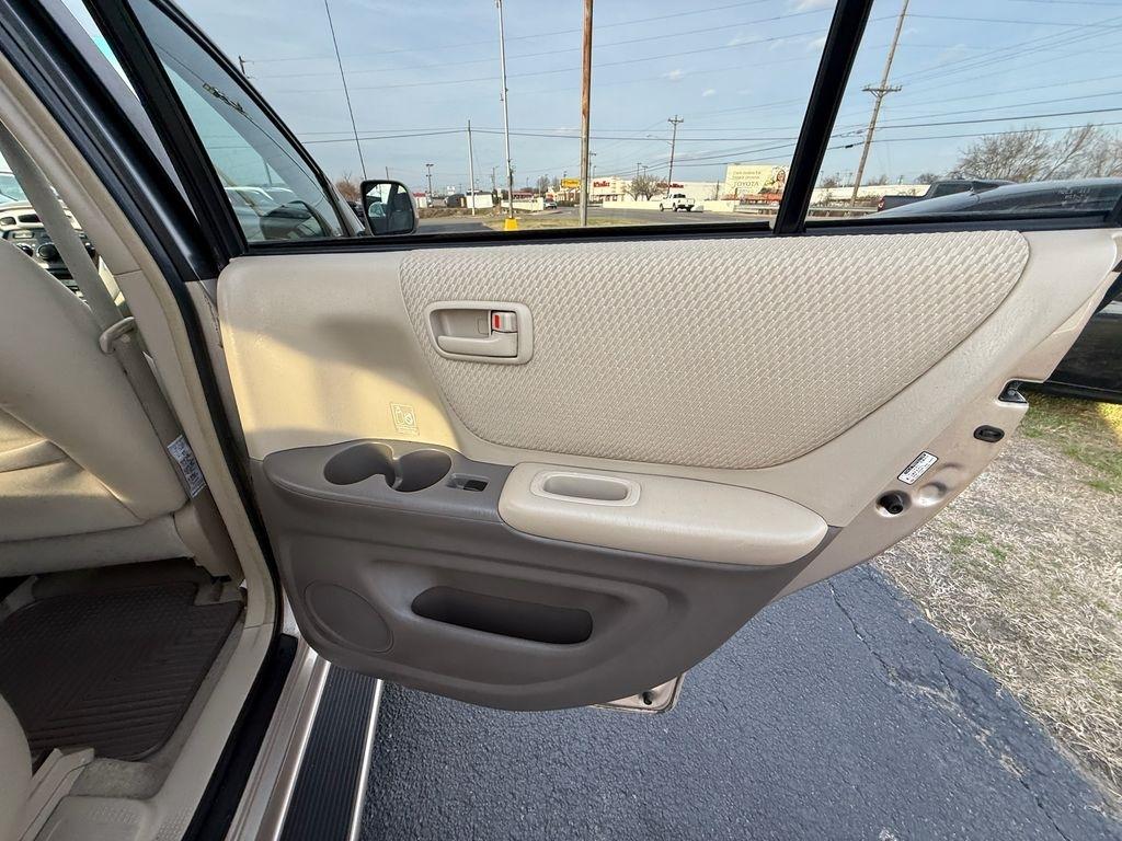 Toyota Highlander V6 2WD with 3rd-Row Seat 2004