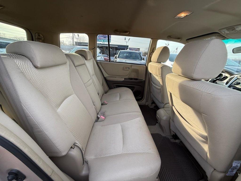 Toyota Highlander V6 2WD with 3rd-Row Seat 2004