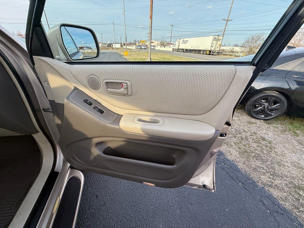 Toyota Highlander V6 2WD with 3rd-Row Seat 2004