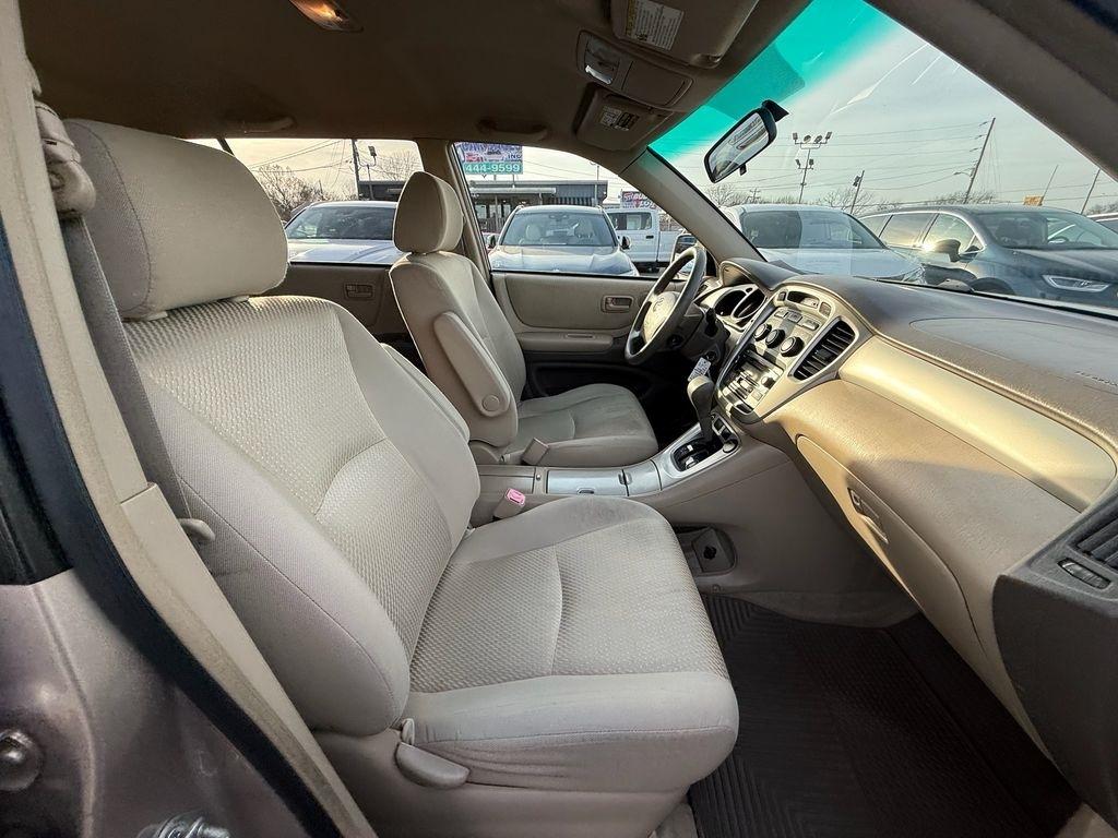 Toyota Highlander V6 2WD with 3rd-Row Seat 2004