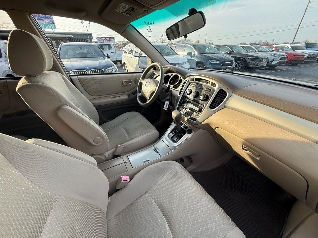 Toyota Highlander V6 2WD with 3rd-Row Seat 2004