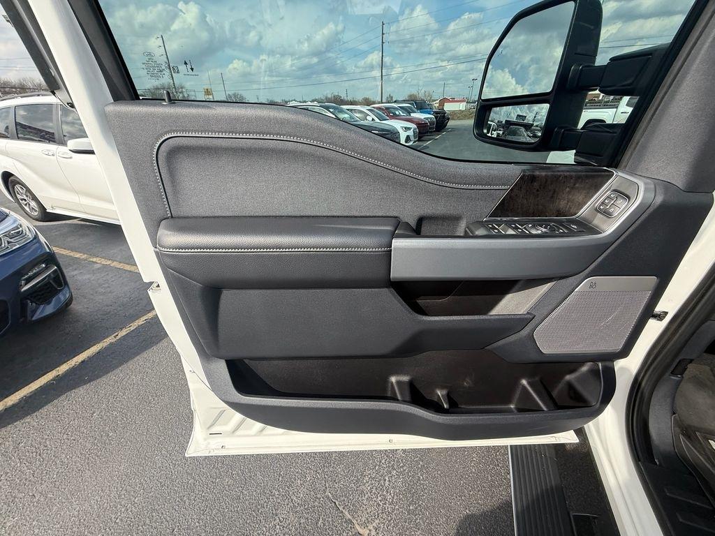 Ford F-250 SD Lariat Crew Cab 4WD 2024