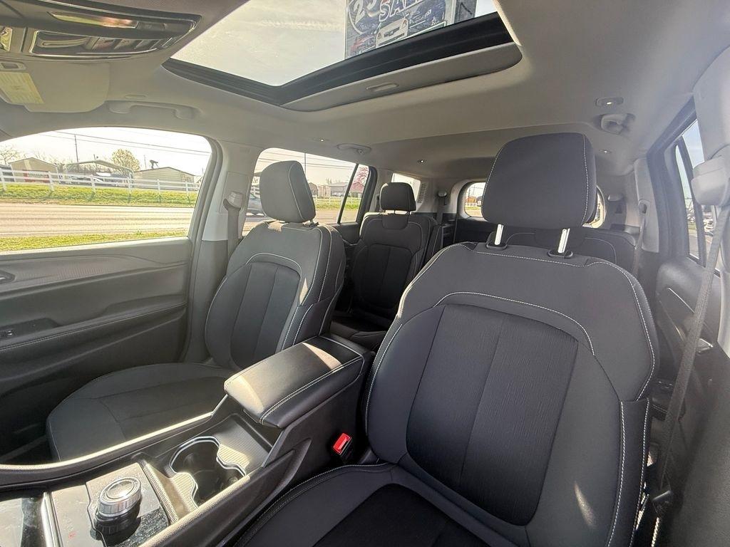 Jeep Grand Cherokee L Laredo 4WD 2023