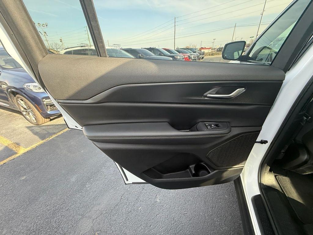 Jeep Grand Cherokee L Laredo 4WD 2023