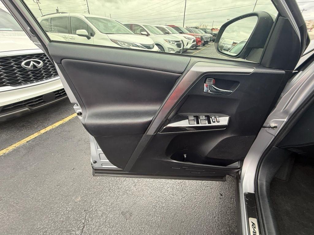 Toyota RAV4 SE 4WD 2018