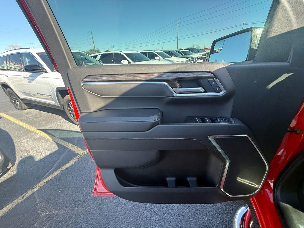 Chevrolet Silverado 1500 LT Crew Cab 4WD 2025