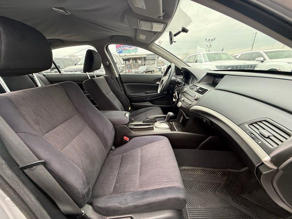 Honda Accord LX sedan AT 2012