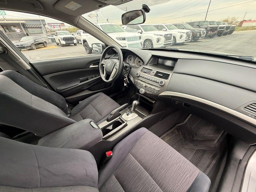 Honda Accord LX sedan AT 2012