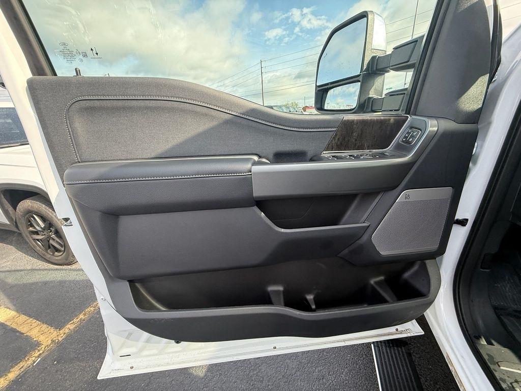 Ford F-450 SD Lariat Crew Cab DRW 4WD 2026