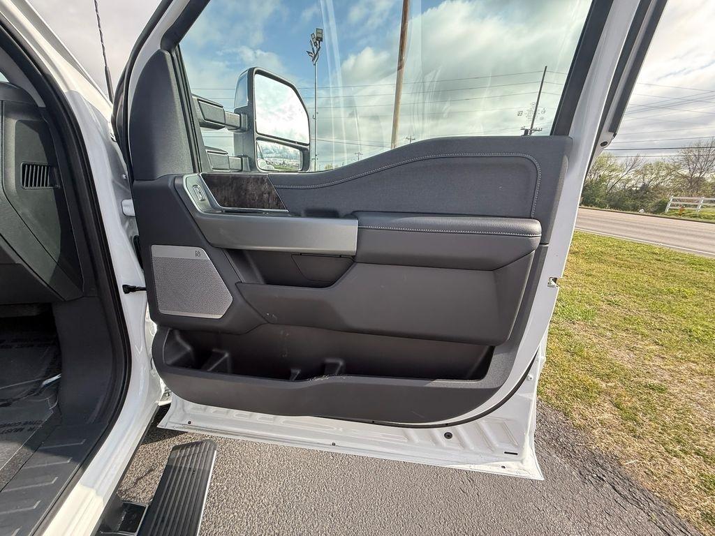 Ford F-450 SD Lariat Crew Cab DRW 4WD 2026