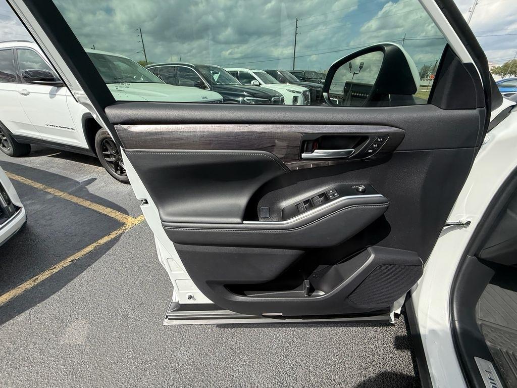 Toyota Highlander Hybrid Limited AWD 2025