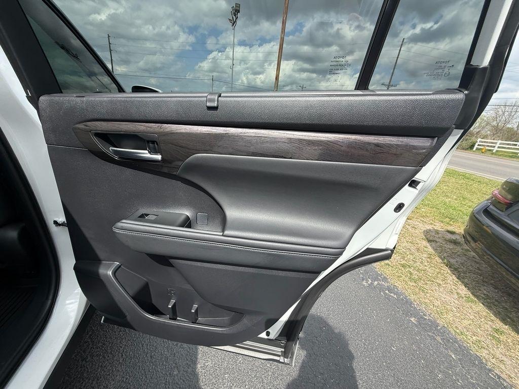 Toyota Highlander Hybrid Limited AWD 2025