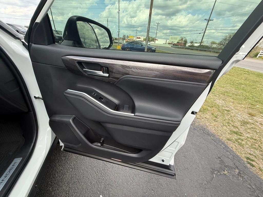 Toyota Highlander Hybrid Limited AWD 2025