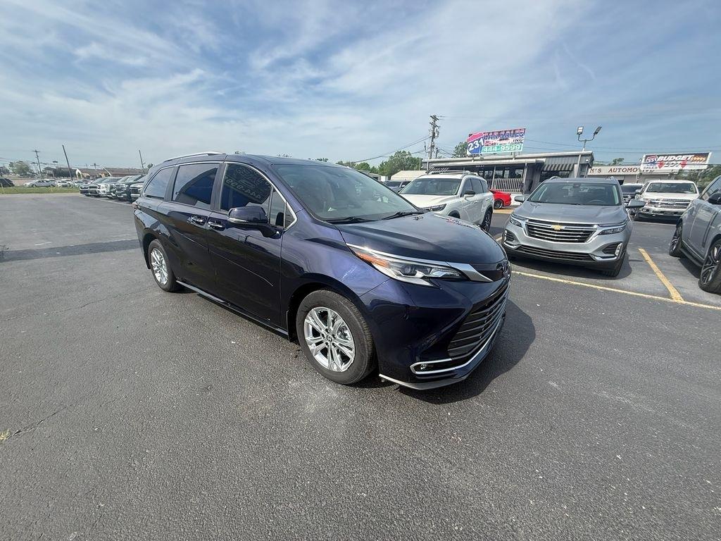 Toyota Sienna Platinum 7-Passenger AWD 2022