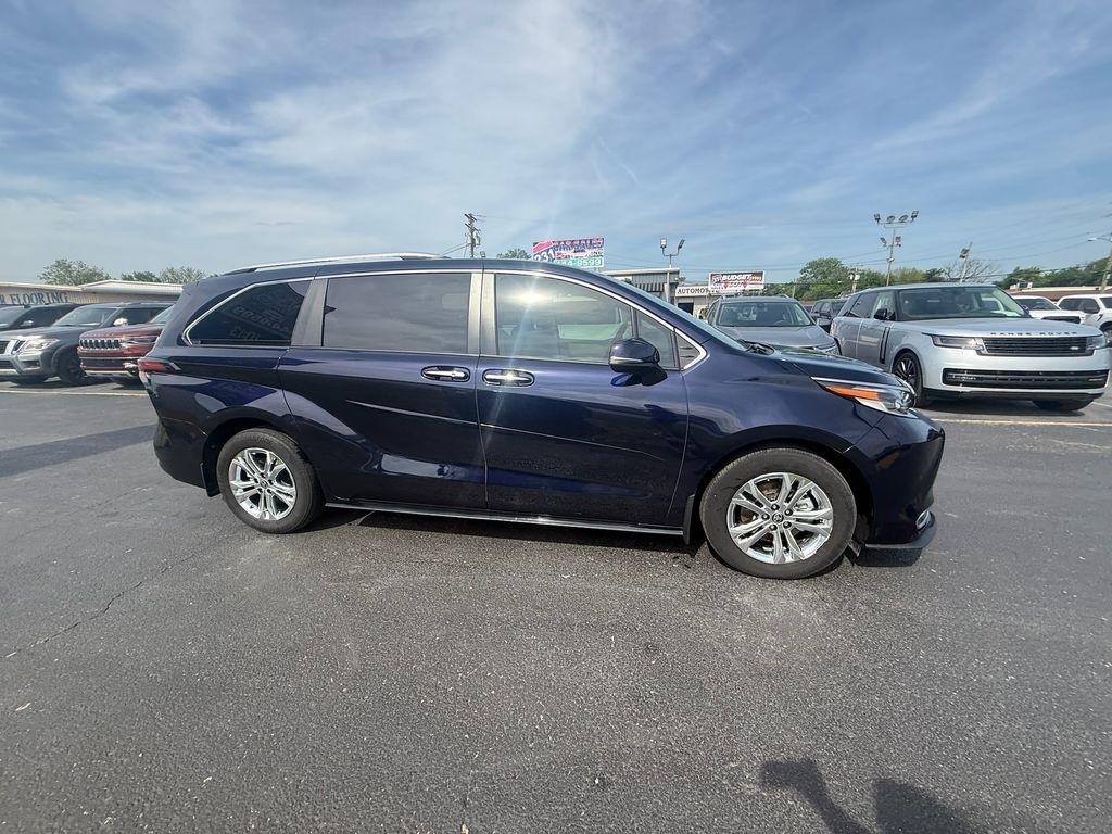 Toyota Sienna Platinum 7-Passenger AWD 2022