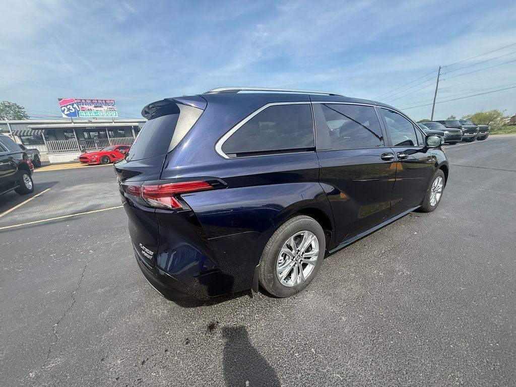 Toyota Sienna Platinum 7-Passenger AWD 2022