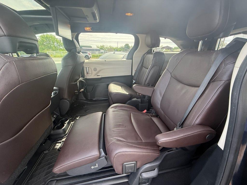 Toyota Sienna Platinum 7-Passenger AWD 2022