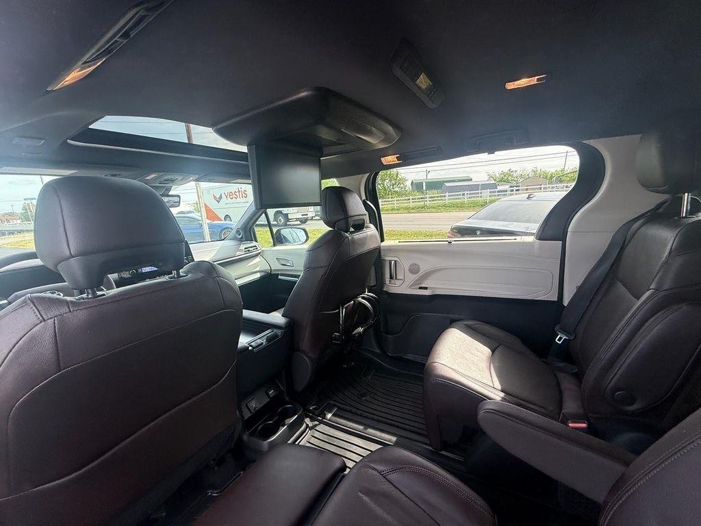 Toyota Sienna Platinum 7-Passenger AWD 2022