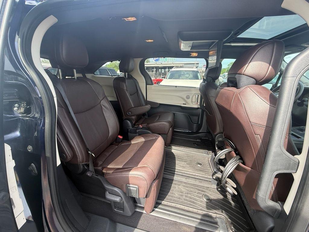 Toyota Sienna Platinum 7-Passenger AWD 2022