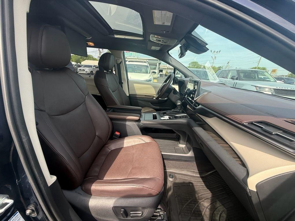 Toyota Sienna Platinum 7-Passenger AWD 2022