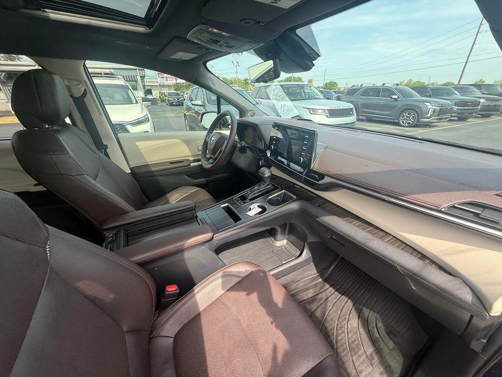 Toyota Sienna Platinum 7-Passenger AWD 2022