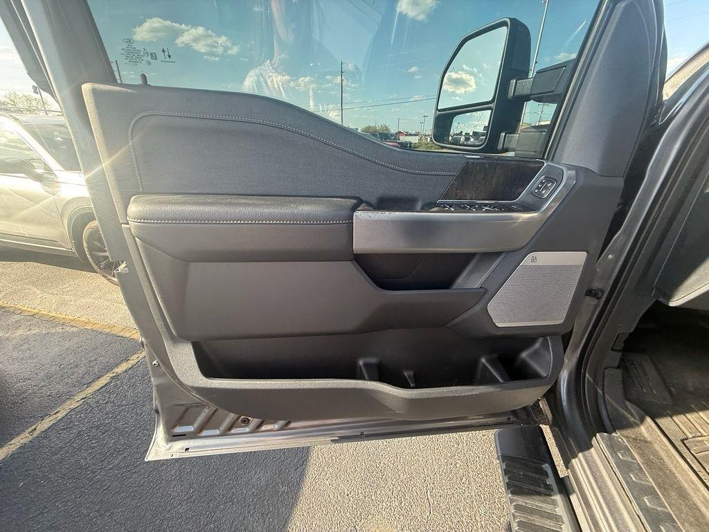 Ford F-250 SD Lariat Crew Cab 4WD 2023