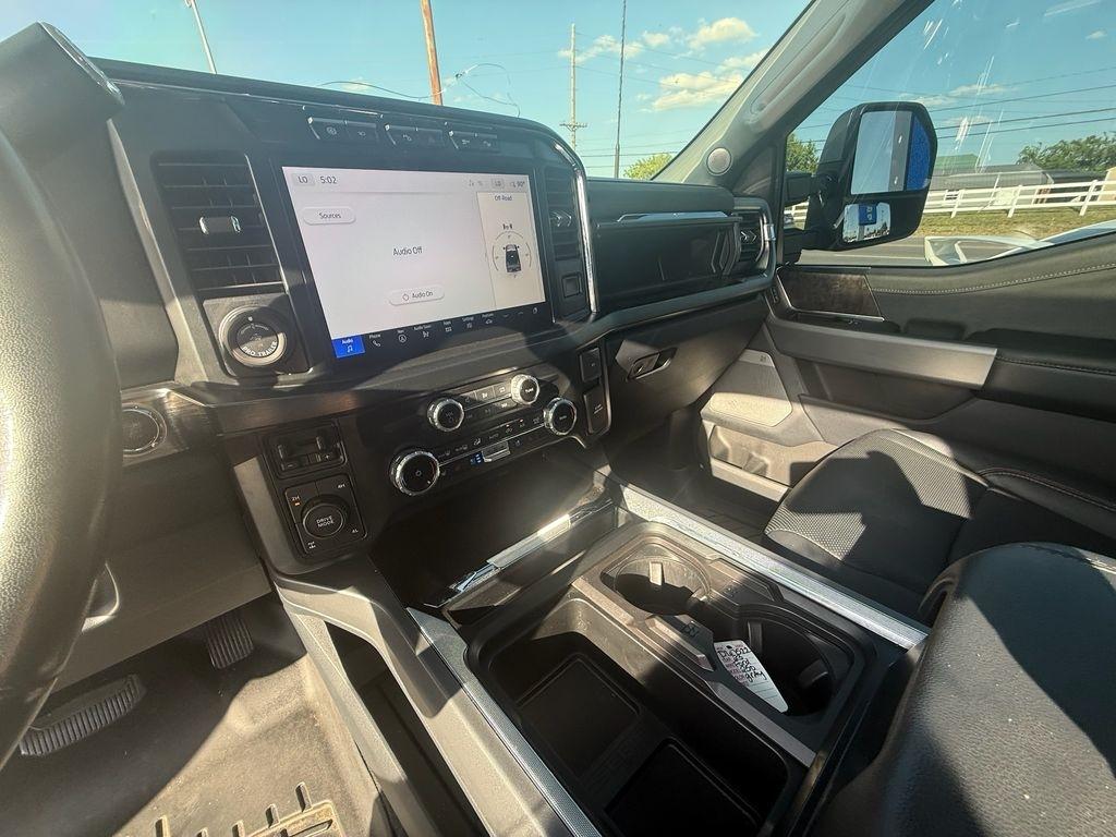 Ford F-250 SD Lariat Crew Cab 4WD 2023