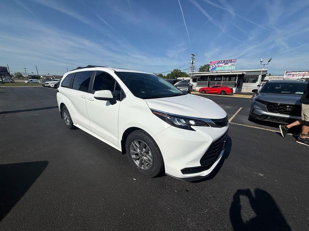 2025 Toyota Sienna LE 8-Passenger AWD