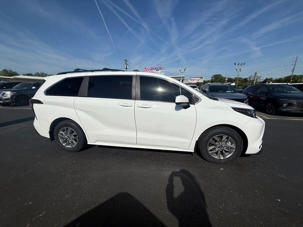 Toyota Sienna LE 8-Passenger AWD 2025