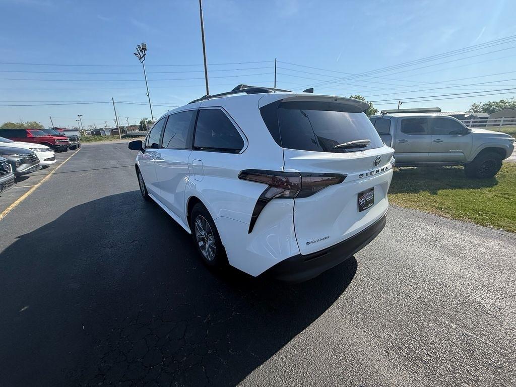 Toyota Sienna LE 8-Passenger AWD 2025