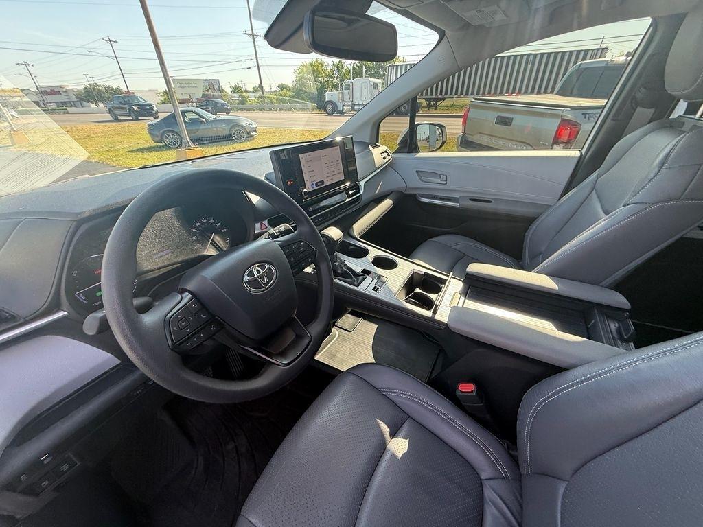 Toyota Sienna LE 8-Passenger AWD 2025