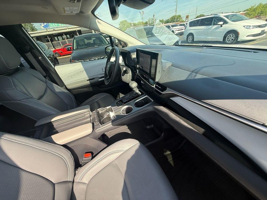 Toyota Sienna LE 8-Passenger AWD 2025
