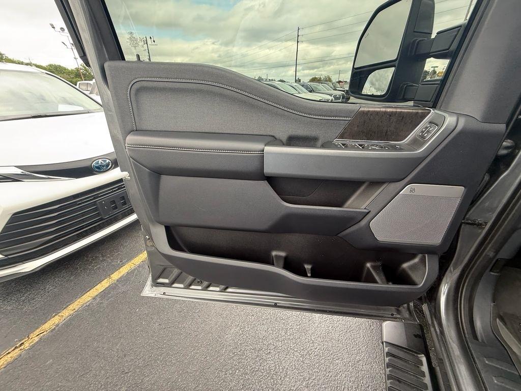 Ford F-250 SD Lariat Crew Cab 4WD 2024