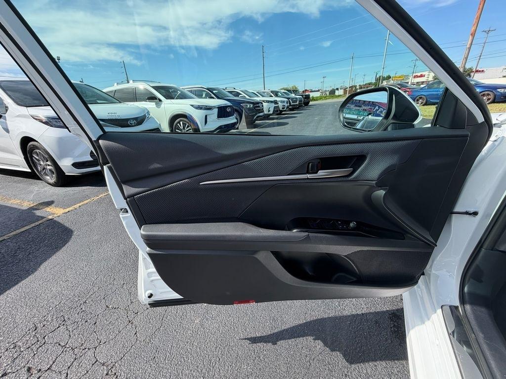 Toyota Camry Hybrid XLE 2025