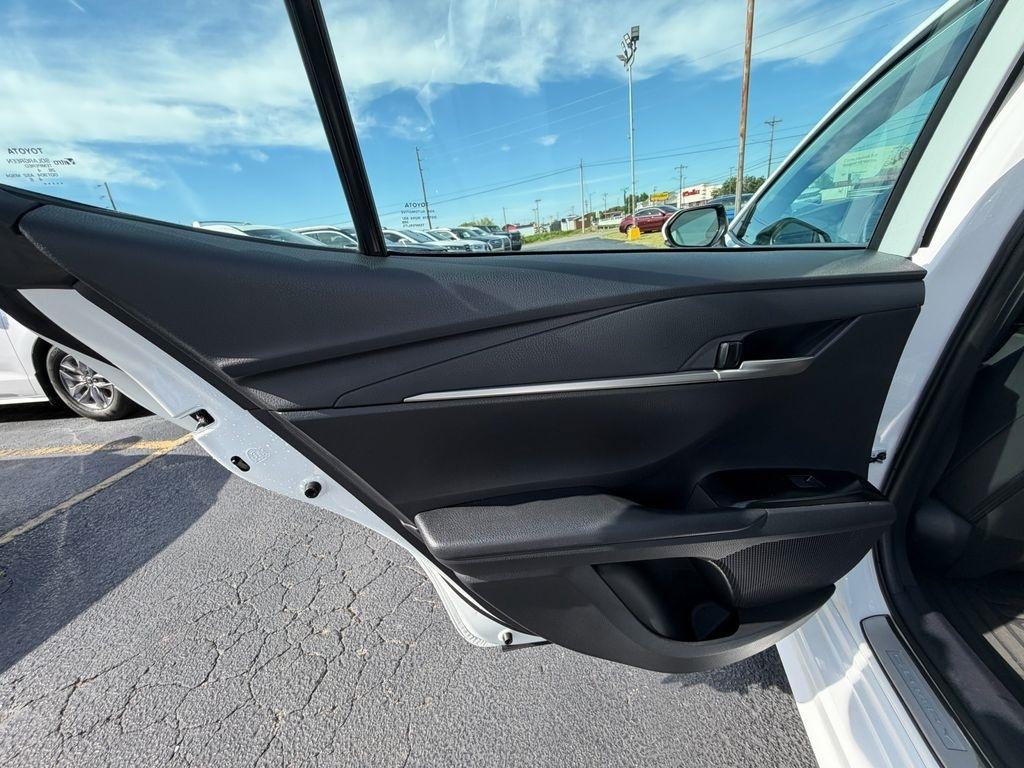 Toyota Camry Hybrid XLE 2025