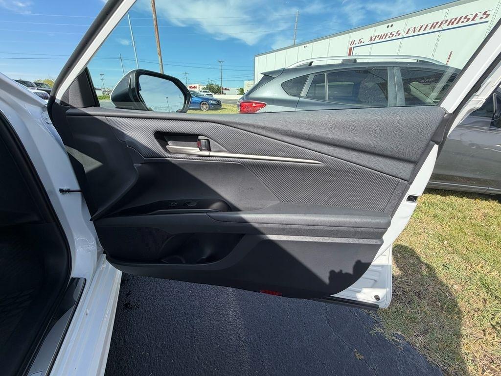 Toyota Camry Hybrid XLE 2025