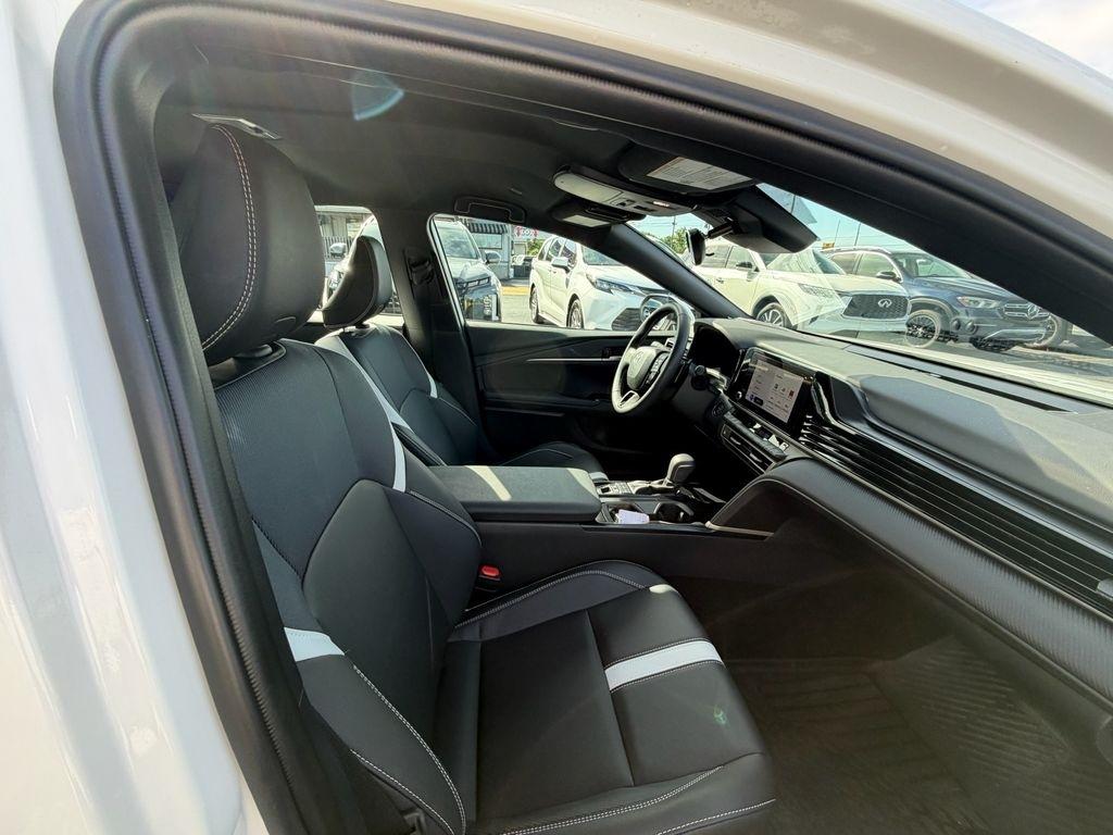 Toyota Camry Hybrid XLE 2025