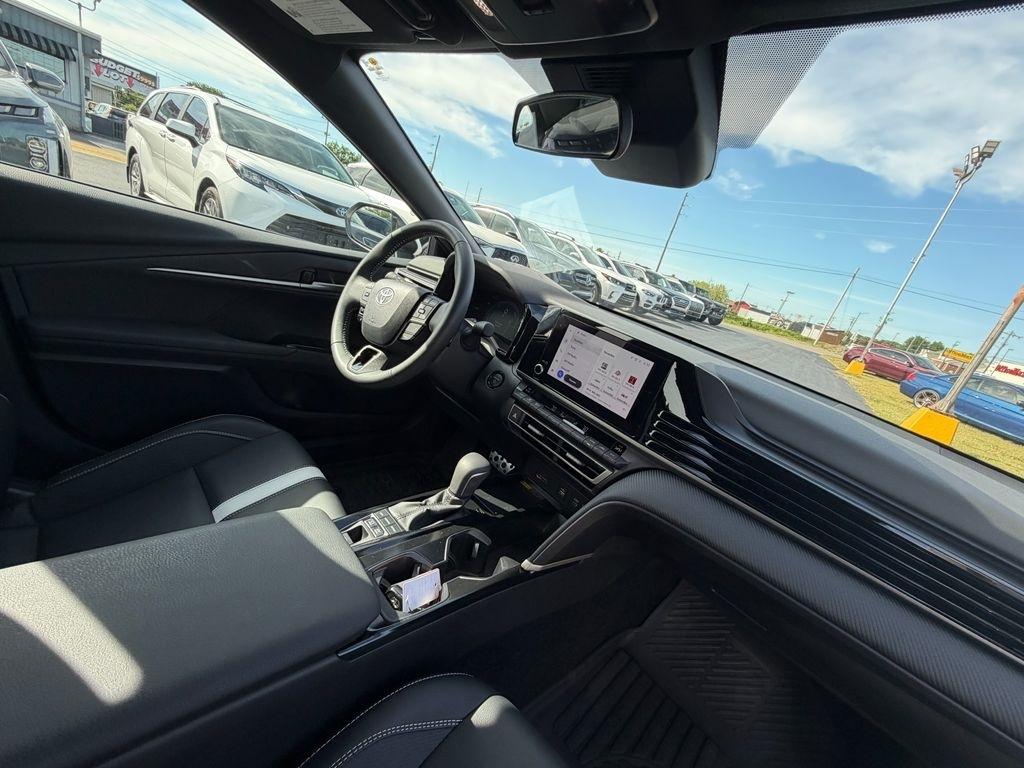 Toyota Camry Hybrid XLE 2025