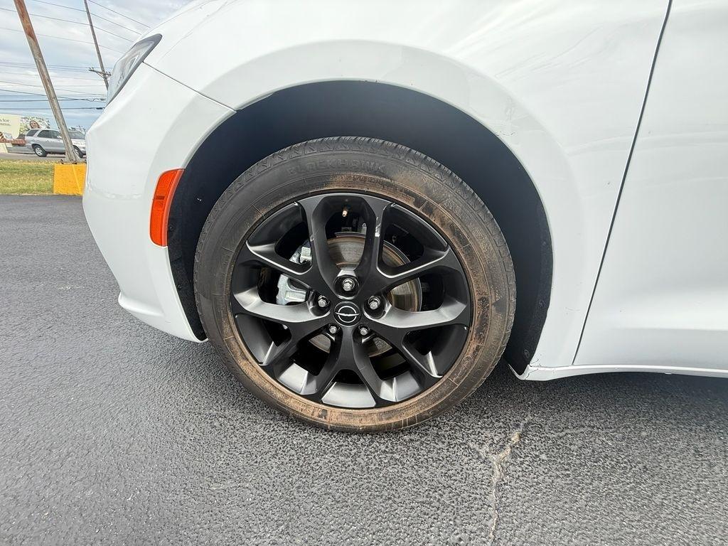 Chrysler Pacifica Limited 2025
