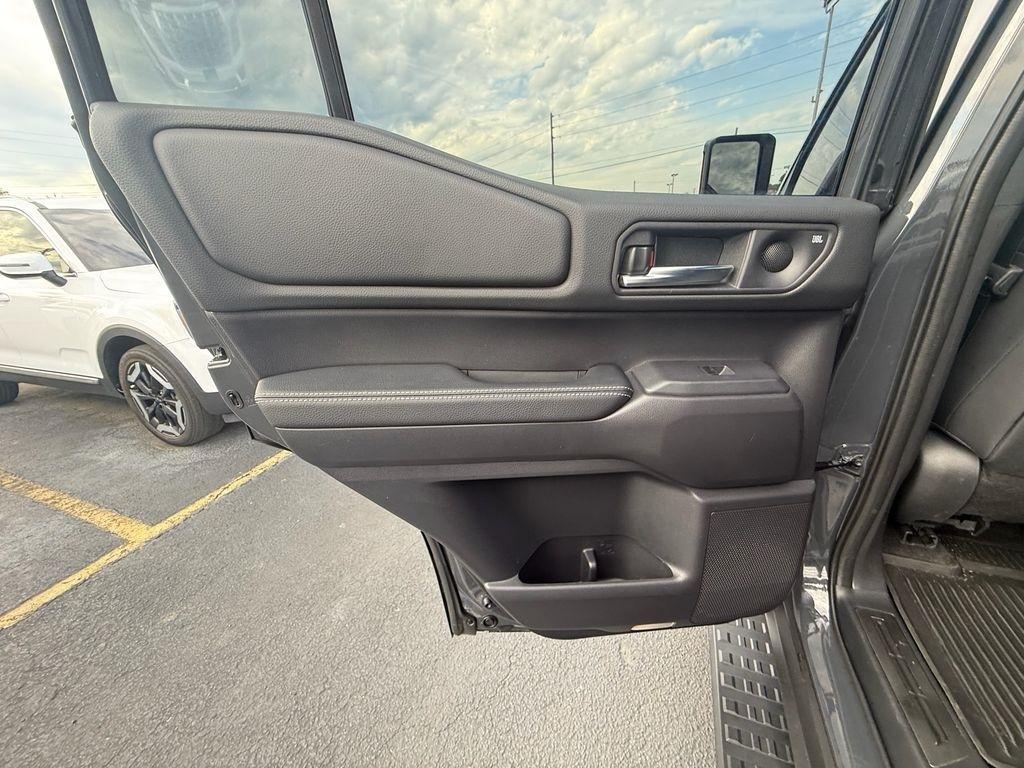 Toyota Land Cruiser Base 2025