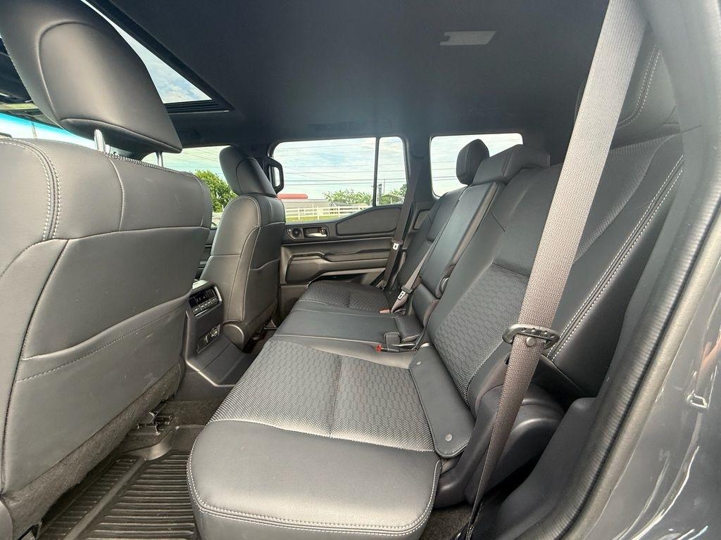 Toyota Land Cruiser Base 2025