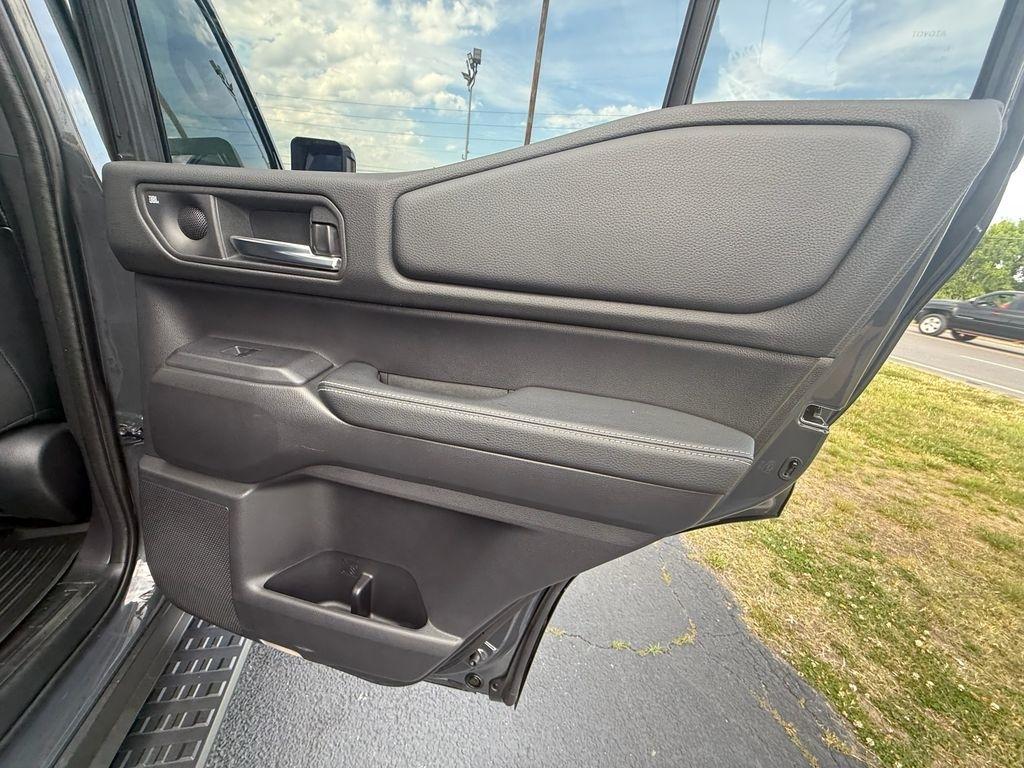 Toyota Land Cruiser Base 2025