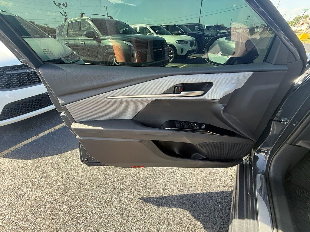 Toyota Camry Hybrid SE 2025