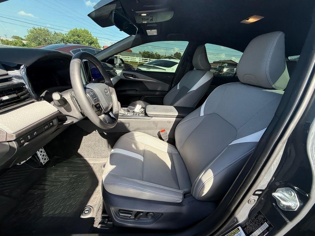 Toyota Camry Hybrid SE 2025