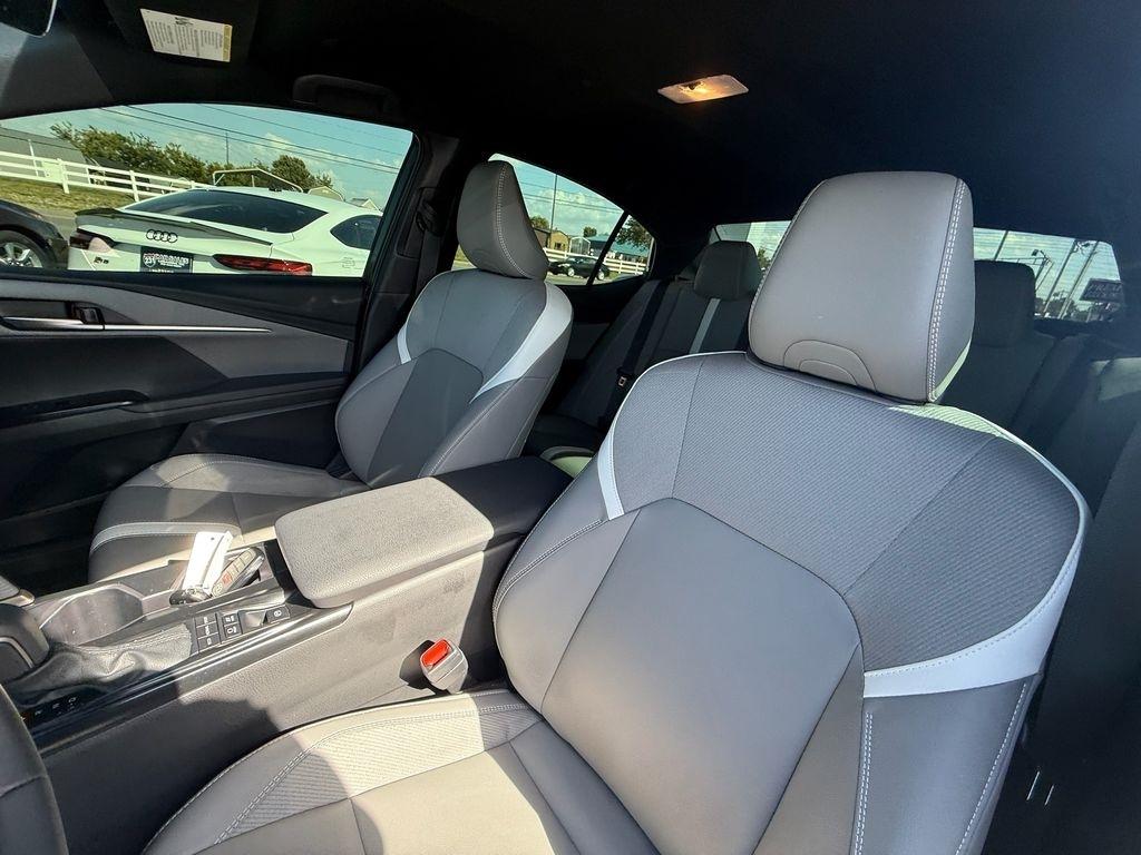 Toyota Camry Hybrid SE 2025