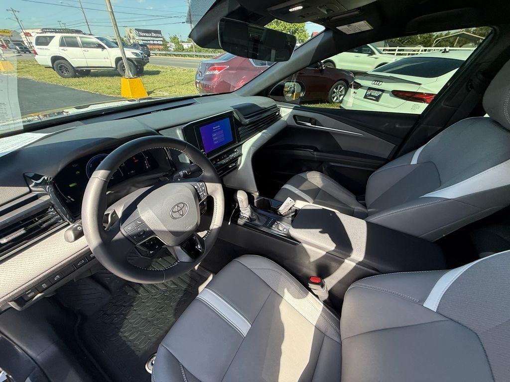 Toyota Camry Hybrid SE 2025