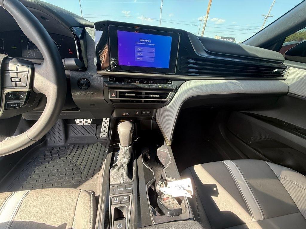 Toyota Camry Hybrid SE 2025
