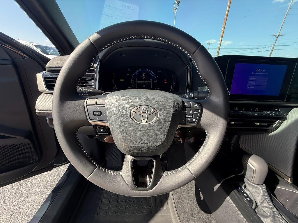 Toyota Camry Hybrid SE 2025